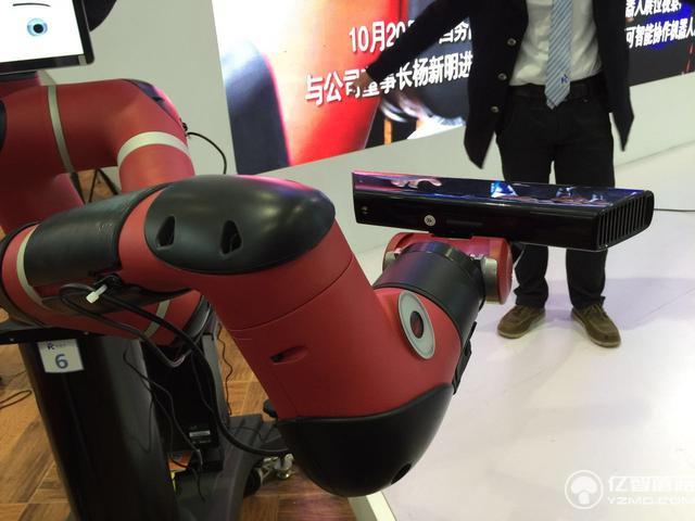 誰說機械臂就一定粗魯？這個機器人你碰一下它就不動了