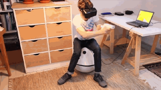 玩VR游戲得坐這把椅子 再也用不著帶線的手柄