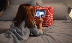 有了這款很會“吸”的抱枕 再也不怕被平板呼臉啦