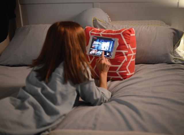 有了這款很會“吸”的抱枕 再也不怕被平板呼臉啦