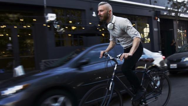 這個裝置只需要三步 就能把無線耳機變音箱