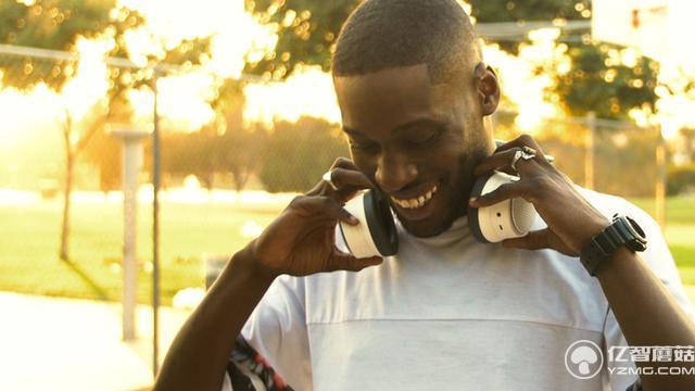 這個裝置只需要三步 就能把無線耳機變音箱