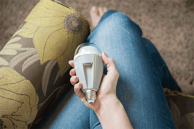 你見過懸浮充電,那你見過燈泡給手機充電嗎?