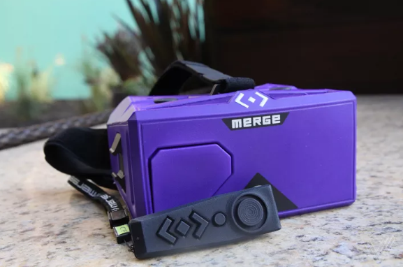 <a href=/mobile/iphone/ target=_blank class=infotextkey>iPhone</a>用戶玩不到好VR？那是你沒(méi)見過(guò)這個(gè)產(chǎn)品