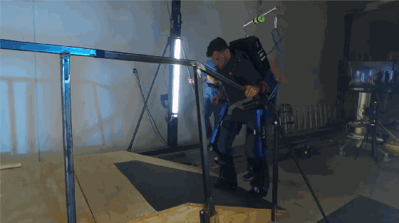 穿上這個外骨骼機(jī)器 殘疾人也能重新?lián)碛须p腿