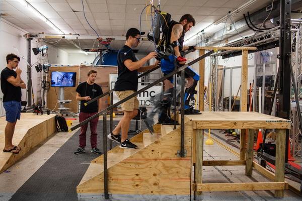 穿上這個外骨骼機(jī)器 殘疾人也能重新?lián)碛须p腿