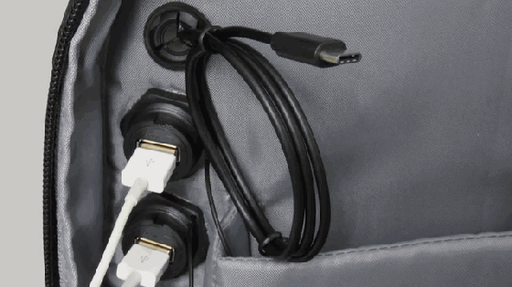 你敢背嗎?15600mAh容量的電池背包還帶仨風扇