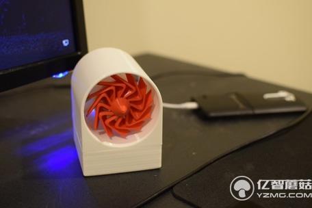 移動電源內(nèi)置風(fēng)力發(fā)電機(jī) 真正的“邊騎邊充電”