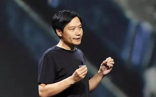 美女問雷軍你的朋友很多人用蘋果?雷軍的回答值得點贊