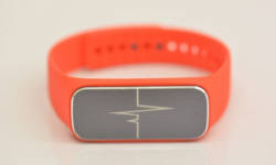 這是專為士兵設計的手環：對戰的時候戴著比較容易活