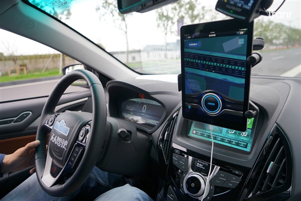百度無人車亮相烏鎮(zhèn) 內(nèi)景首曝光：顯示屏搶眼