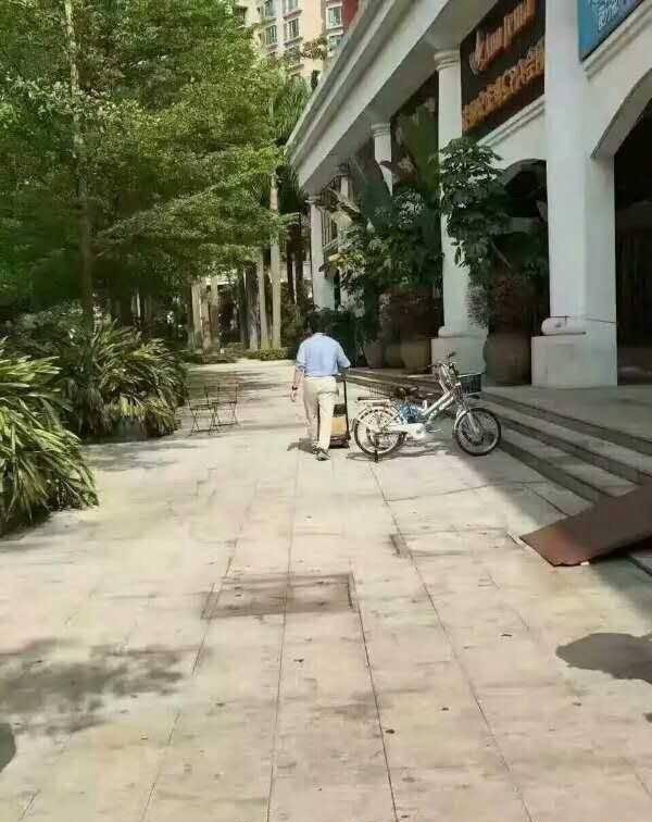 順豐總裁王衛和快遞員一起在小區派件、馬化騰住在該小區