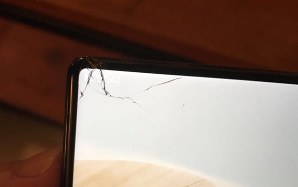 小米MIX用戶沒買碎屏險：沙發掉落后悲劇了