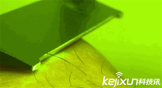 激光剃須刀: 無需換刀頭 每天享受干凈臉容