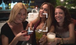 藏在手機殼里的AirSelfie飛行相機 自拍界的戰斗機