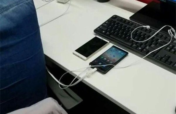 最便宜的驍龍821<a href=/mobile/ target=_blank class=infotextkey>手機</a>？聯想ZUK Edge黑白真機曝光