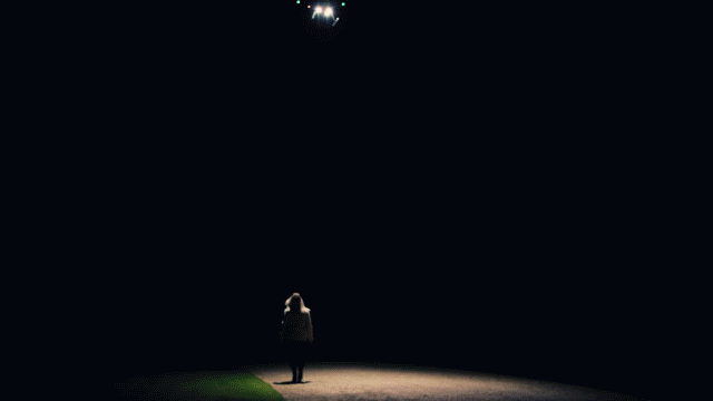 走夜路時如何出場自帶BGM？無人機為你照明就行