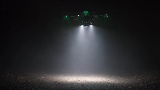 走夜路時如何出場自帶BGM？無人機為你照明就行