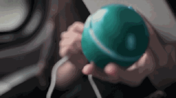 說出來你可能不信 我一搖這個球手機就有電了