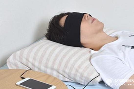 這個眼罩很貼心  定了鬧鐘只有自己能聽見