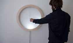 這個皮影時鐘太調(diào)皮 看時間前得先戳它一下