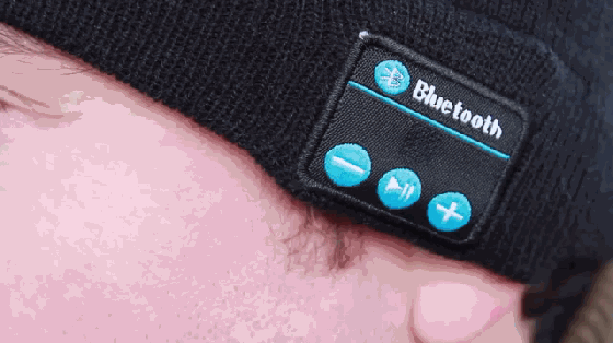 冷的不想碰手機了？戴上這個棉帽就可以打電話