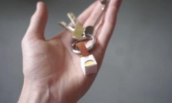 Nipper應急神器！能讓你用普通AA電池給手機充電