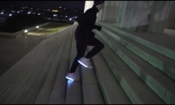 夜跑不炫酷怎么行！這雙會發光的跑鞋讓你炫起來