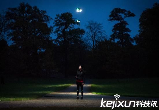 無人機提供夜晚照明服務 走夜路不再害怕