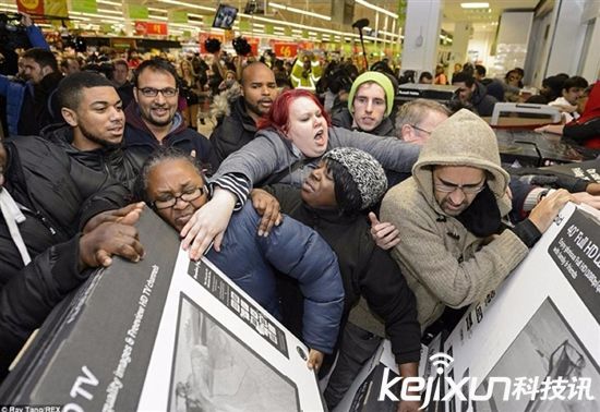 美國黑色星期五購物狂歡 來看橄欖球式搶購貼身肉搏