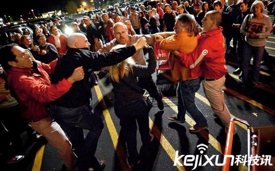 美國黑色星期五購物狂歡 來看橄欖球式搶購貼身肉搏