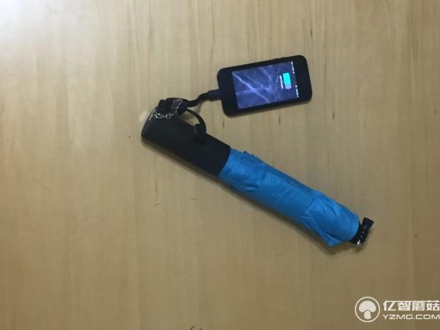 這把智能雨傘能給當手電/自拍桿/手機充電寶