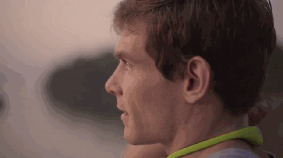 真正防水的藍牙無線耳機 戴著游泳耳塞都省了