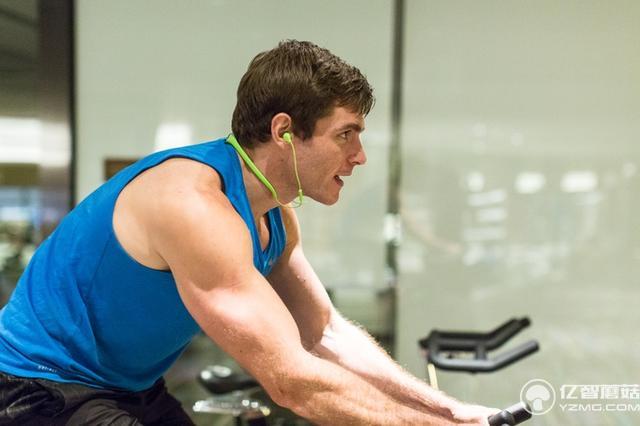 真正防水的藍牙無線耳機 戴著游泳耳塞都省了