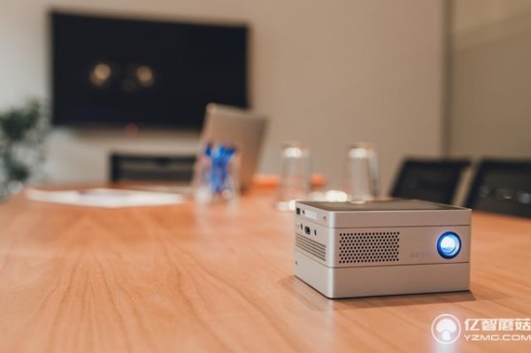 這款名為iBeamBLOCK投影儀，號稱世界上第一款內置了<a href=/notebook/tablet/ target=_blank class=infotextkey><a href=/notebook/tablet/ target=_blank class=infotextkey>平板</a></a>電腦的模塊化設備。所謂模塊化，也就是說：想用什么功能，自己裝就好嘍，不用再帶一堆有的沒的。