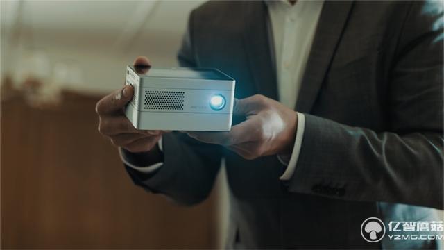 這個盒子相當于高清投影儀+平板+移動電源合體