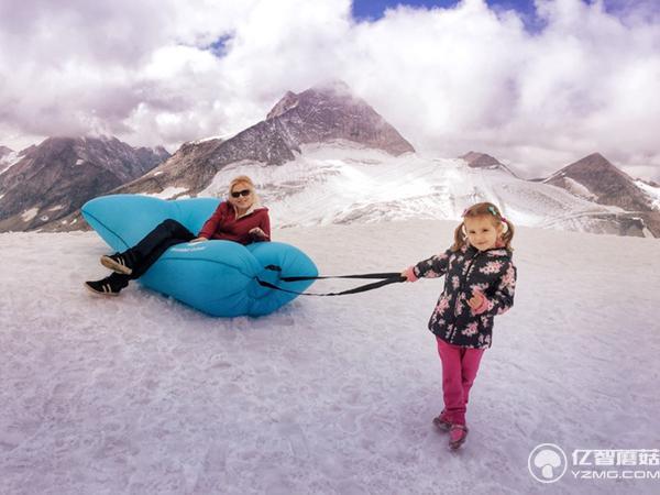 這個氣墊充氣只需10秒鐘 雪地里都能舒服的躺著