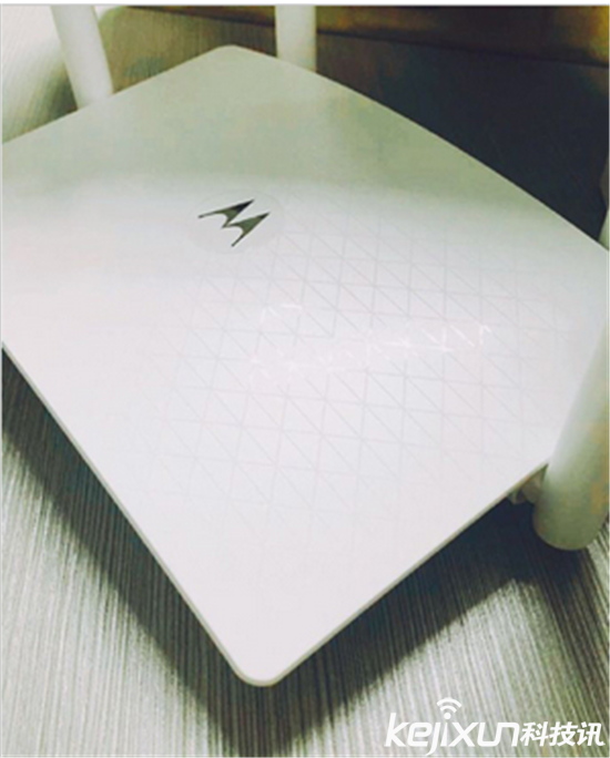 Moto路由器“摩路由”曝光：藍白配色 高雅上檔次