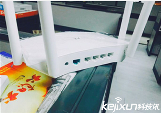 Moto路由器“摩路由”曝光：藍白配色 高雅上檔次