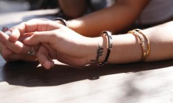 這個TUCK手環可以幫你掩飾一下 頭繩綁手腕上太難看？