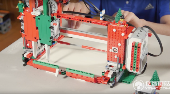 看看別人家孩子 用樂高玩具發(fā)明寫賀卡的機(jī)器人