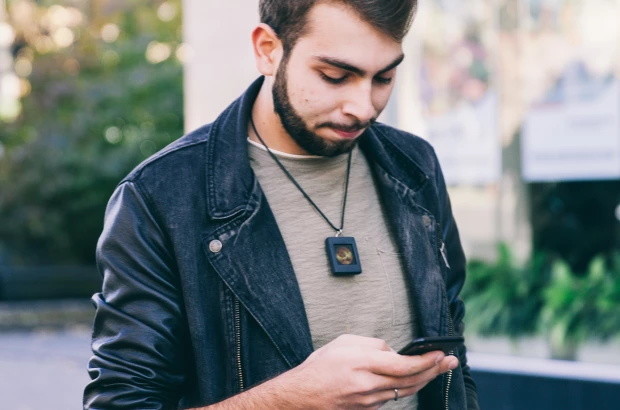 能聯網的智能吊墜 這回女友的照片可以隨時更新了