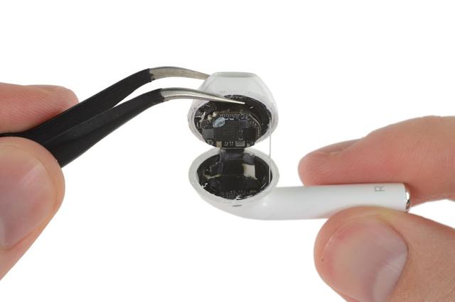 AirPods無線耳機(jī)拆解 拆開就相當(dāng)于扔了