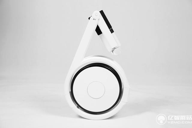 如何優(yōu)雅地變成焦點(diǎn)?從背里掏出一輛電動(dòng)車就行