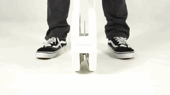 如何優(yōu)雅地變成焦點(diǎn)?從背里掏出一輛電動(dòng)車就行