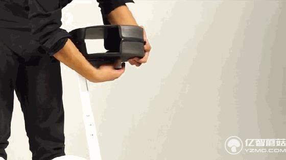 如何優(yōu)雅地變成焦點(diǎn)?從背里掏出一輛電動(dòng)車就行