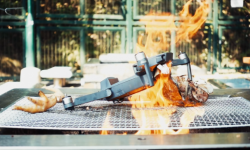 大疆Mavic Pro無人機(jī)有多“剛”？棒擊+撞墻+燒烤+水槍