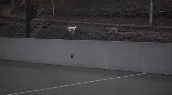 這款無人機有多耐操？無視棒擊+撞墻+燒烤+水槍