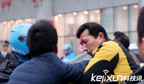 美團武漢街頭大戰餓了么 一人被送醫