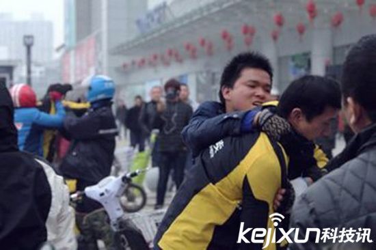 美團武漢街頭大戰餓了么 一人被送醫
